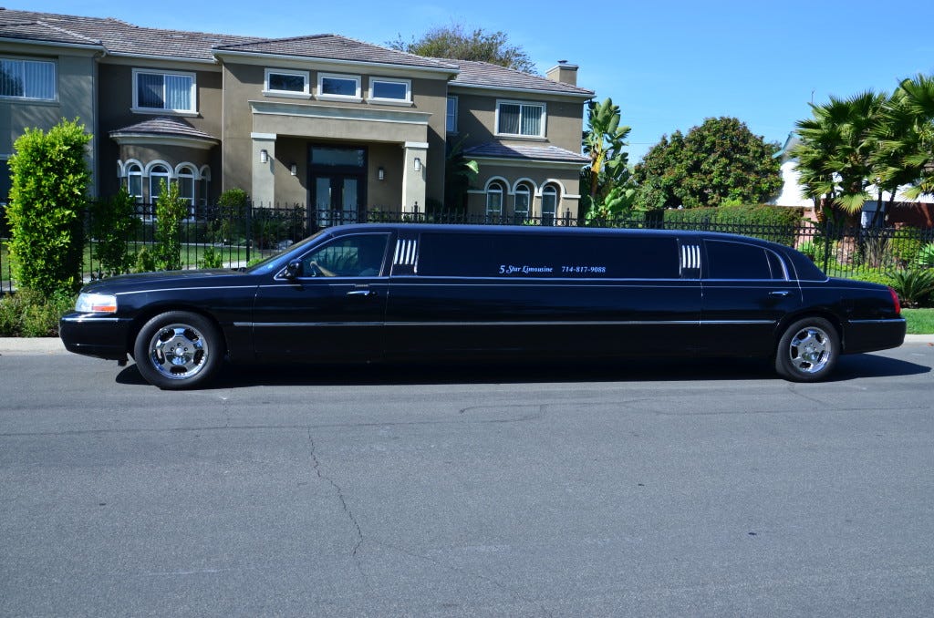 Book Your Ride with Avalon Limousine to This Season’s Eagles Games!